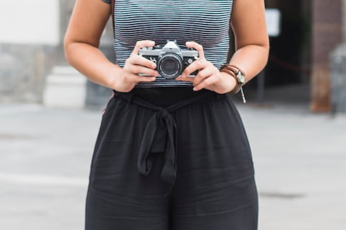 ¡Adiós jeans! Los pantalones de lazo son la tendencia elegante ideal para mujeres después de los 40: así se usan