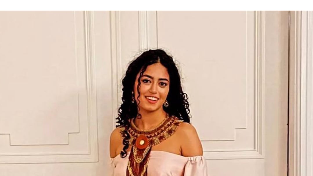 Sofia Petro vestida de alado