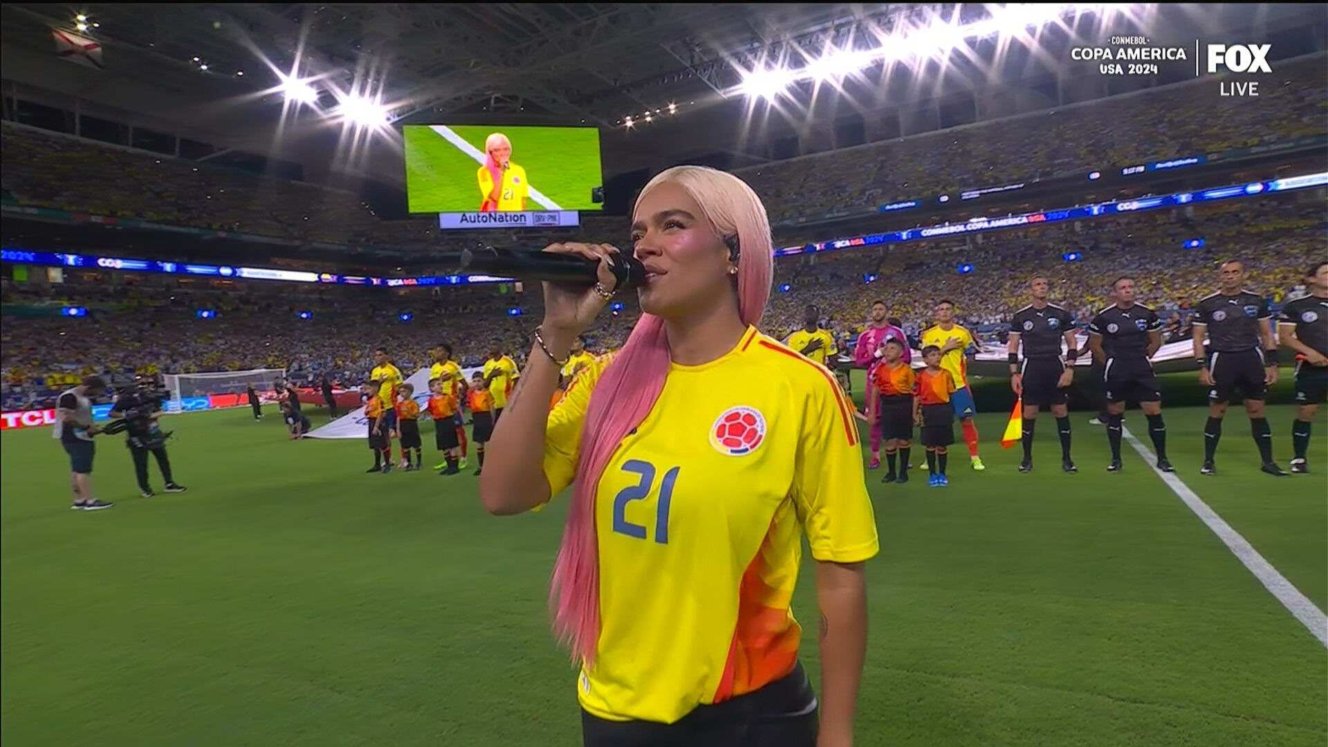 Karol G fue criticada por su interpretación del himno colombiano en la final de la Copa América 2024