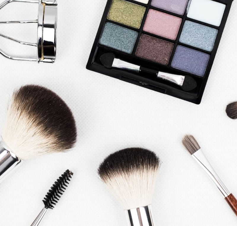 Maquillaje y fragancias, regalos que nunca fallan este 10 de mayo.