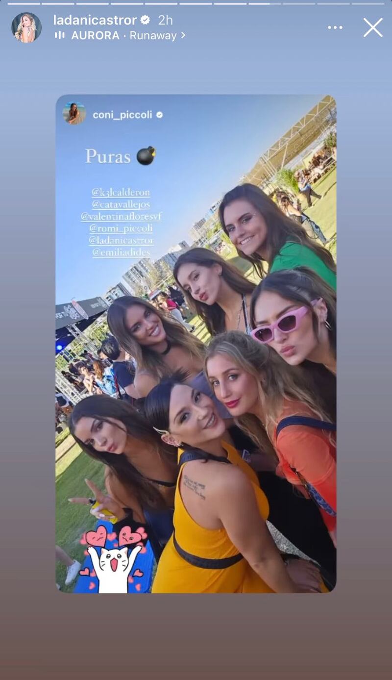 Kel junto a sus amigas