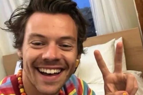 ¿Moda o desastre? Usuarios atacan los outfits de Harry Styles y lo llaman “abuelito”