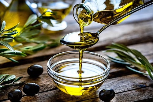 ¿Qué beneficios nos otorga el aceite de oliva diariamente?