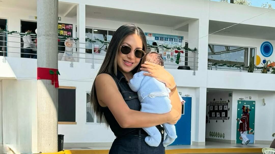 Andrea Báez junto a su bebé