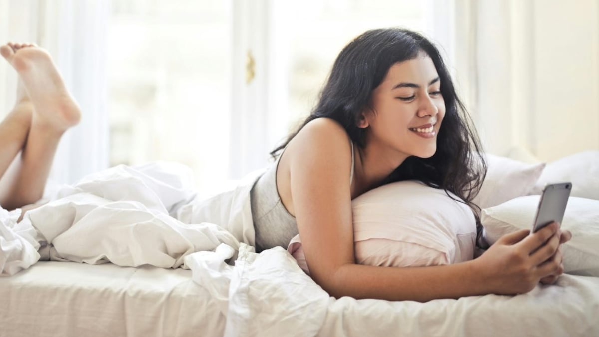 Enviar y recibir mensajes de buenos días y buenas noches es común al comienzo de un romance