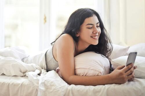 Qué significa cuando un hombre te envía mensajes de buenos días y buenas noches: ¿está enamorado?