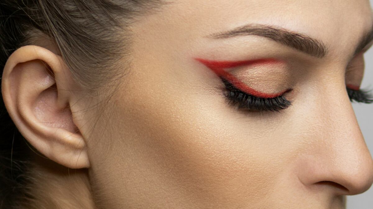El delineado rojo es seductor, elegante y ayuda a rejuvenecer la mirada.