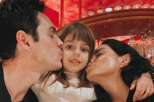 “Divina”: Kailani rompe “el gen Derbez” con un glamoroso vestido dorado en su cumpleaños