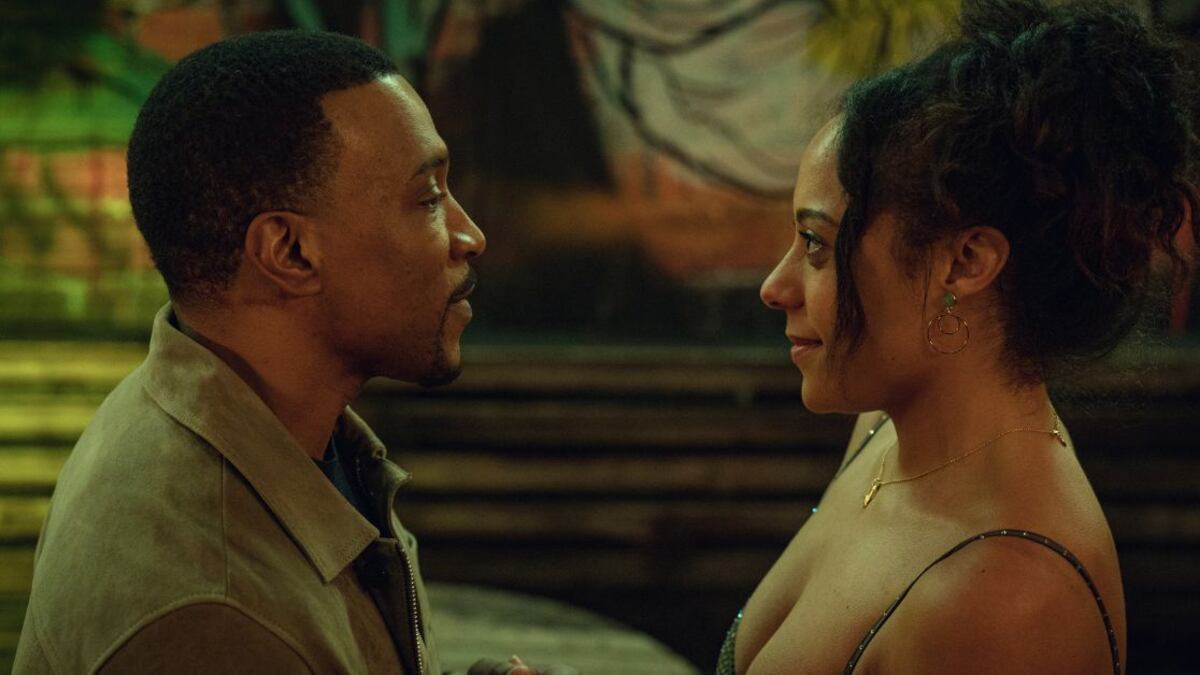 Ashley Walters como Josh y Rosalind Elezar como Kat en Me haces falta