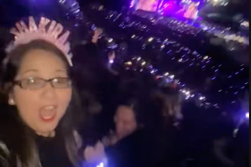 VIDEO: chica se cae en pleno concierto de Shakira en Quito mientras canta “las mujeres ya no lloran, las mujeres facturan”