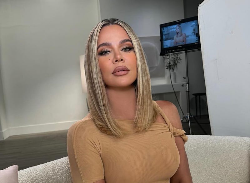 Khloé Kardashian revela os melhores truques de maquiagem que aprendeu com Kylie e Kim