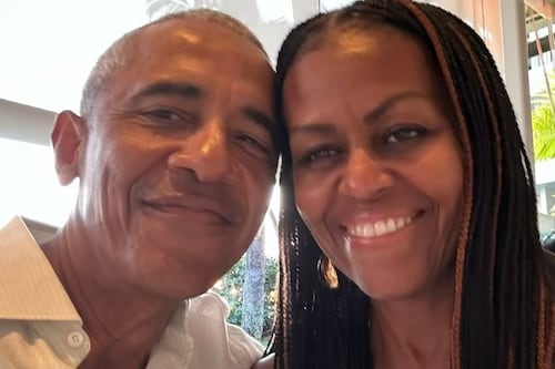 “Son idénticas a…”: hijas de Barack Obama sorprenden con sus looks en nueva foto familiar