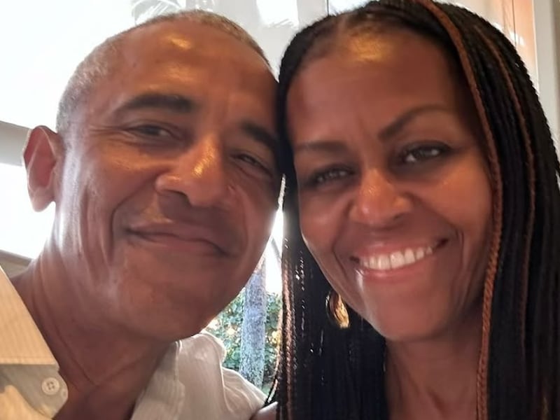 “Son idénticas a…”: hijas de Barack Obama sorprenden con sus looks en nueva foto familiar