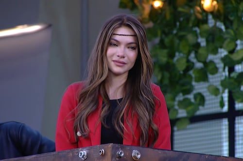 Cuando ayudar rompe las reglas: Mara Topic baja del balcón para competir en el reto de eliminación