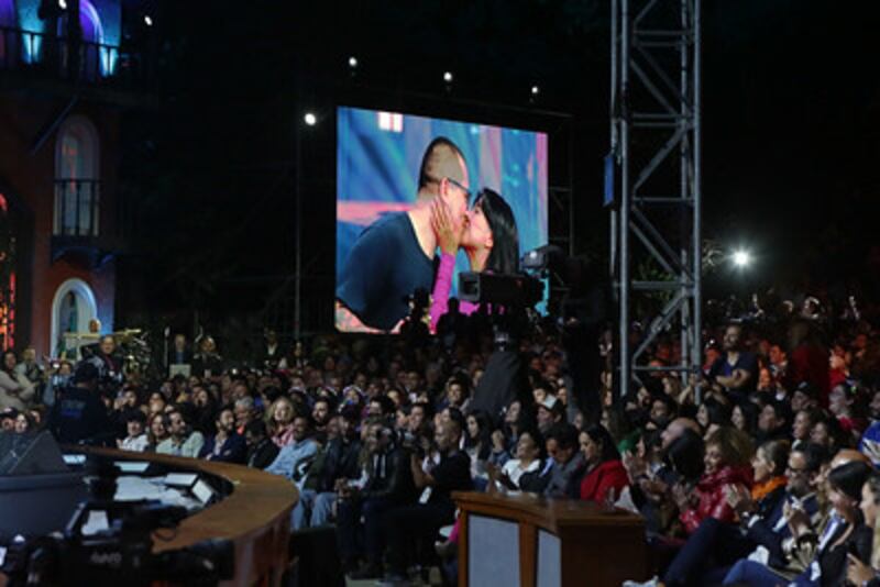in embargo, en vez de ponerlo nervioso, le activó los sentidos y usó el desorden a su favor para llamar a la calma con humor, culpando a la producción de sobrevender entradas y por eso había gente de pie mirando el show. Risas cerradas, que se mantuvieron en intensidad con sus chistes sobre tradiciones como el Viejo Pascuero y la adopción de perros.
Incluso, con el público en el bolsillo, los animadores invitaron a su esposa Macarena a subir al escenario y, ante la petición de un piquito, se besaron en tres oportunidades hasta que les pidieron que pararan, también en tono de broma.