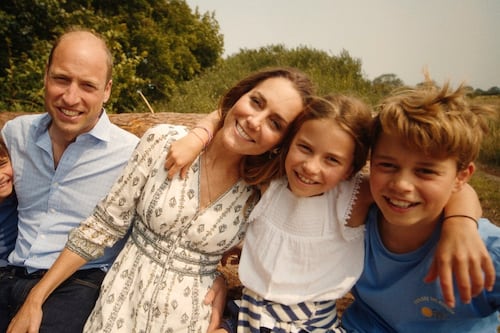 “Glamorosa desde pequeña” La princesa Charlotte copia el peinado más sofisticado de Kate Middleton en Navidad