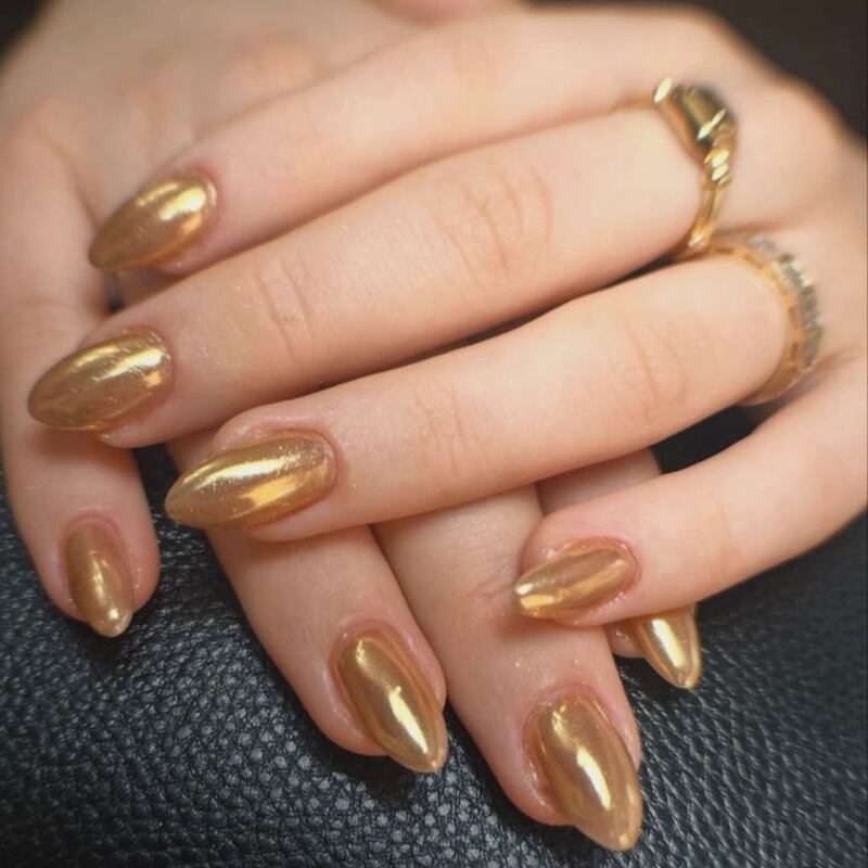 ¿Qué son las syrup nails, la nueva tendencia de manicura que arrasa en 2026?