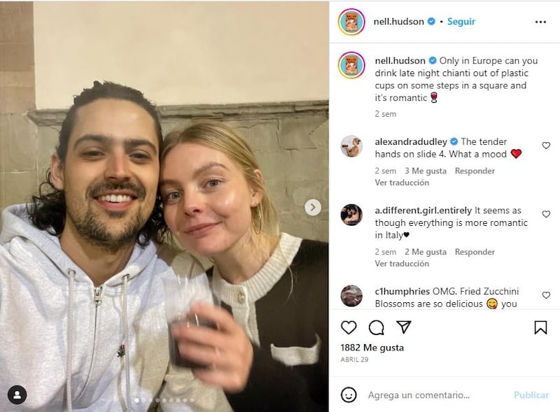 Nell Hudson junto a su pareja