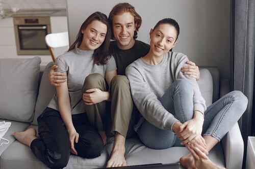 Estudios revelan que los hombres que crecen con hermanas son más colaborativos y amorosos en pareja