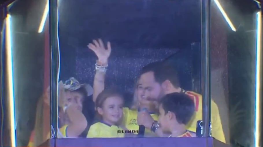 Foto el momento más tierno del triunfo de Abelardo de la Espriella: su hija Franci apareció en el escenario en Barranquilla.