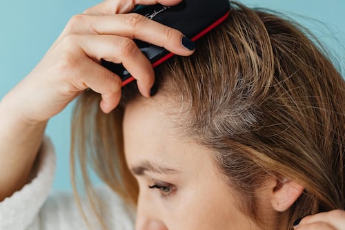 ¿Canas antes de los 30? Por qué el cabello de los jóvenes está “envejeciendo” antes de tiempo y cómo frenarlo