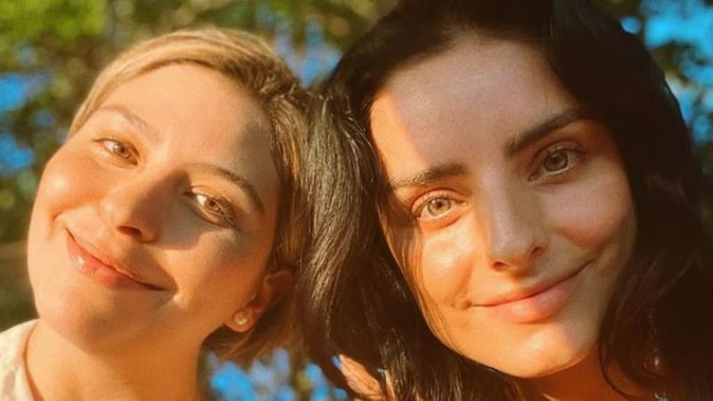 Aislinn Derbez y Michelle Aguilera son hermanas por parte de madre y también socias en el programa "La magia del caos", que conduce la actriz.
