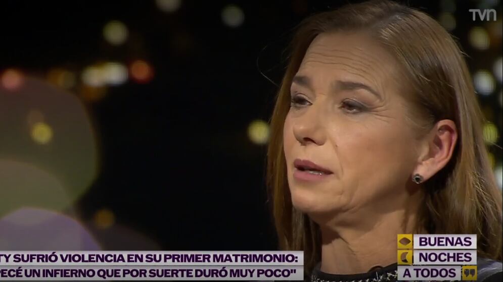 La querida actriz Katty Kowaleczko reveló en el programa “Buenas noches a todos” de TVN, el infierno que vivió durante su primer matrimonio, donde reconoció que fue “muy golpeada” y hubo episodios de violencia, incluso en la vía pública, cuando tenía 17 años de edad. 
“Haberme casado con una persona que estaba enferma psiquiátricamente”, habría sido el gatillante, pero en ese momento tenían la genuina intención de hacer un proyecto de vida familiar. Pero con el tiempo pudo abrir los ojos y quiso “arrancar de esta situación”. 
“Llega esta persona locamente enamorado, me ofrece matrimonio, me saca de Santiago y empieza un infierno que por suerte para mí, duró muy poco”, contó, sorprendiendo al animador Eduardo Fuentes con su impactante relato. 
“Fueron solo seis meses de matrimonio que tuve, en donde lo pasé muy mal. Fui muy golpeada. Siempre me preguntan detalles. Hubo de todo, puños, patadas, en donde yo también me enfermé”, reveló.
Debido a ello, sinceró que “es súper importante también conversarlo. Uno no sale indemne de una experiencia de vida así, donde tuve que hacer también una terapia, pero por suerte fueron seis meses, no hubo consecuencias de hijos. Se cortó”.
Según contó, el momento de salir de esa relación dañina fue cuando él la quiso golpear en la calle y se cobijó en los brazos de su madre, para pedirle ayuda. 
“Yo llegué a Santiago un día, él me quiere golpear en la calle y yo tenía tanto miedo que salí corriendo...corrí, corrí, corrí, que yo creo que era el motor del miedo y llegué donde estaba mi mamá que en ese tiempo trabajaba en un local en el centro”
Ahí, le contó todo lo que ocurría con su marido y ella la protegió. “Te quedas acá al lado mío”, le dijo, mientras averiguaba dónde buscar un buen terapeuta.
Sin embargo, el problema no terminó ahí. Puesto que al llegar a la casa con sus madre, su marido estaba ahí y le contó a su papá que ella tenía otros hombres.
“Mi papá ya estaba muy enfermo, todavía estaba vivo. Cuando llegamos a casa. Este marido estaba en mi casa y le había contado otra historia a mi papá. Que yo me quería separar, que yo estaba llena de amantes donde vivíamos, que era una suelta, que era aquí, que era allá”, descaseteó.
“Mi papá había tenido, no sé, cuatro, cinco infartos, que era una persona que uno lo trataba con algodones. Y cuando entro en la noche de vuelta con mi mamá, veo la cara de mi padre pero indignado, indignado. Y mi mamá me dice ‘cuéntale’. Yo le decía ‘mamá, mi papá está delicado’. Y me dijo ‘cuéntale, que le de un infarto, no importa, pero le tienes que contar”, relató.
Tras ello, su padre tomó un arma y lo amenazó de muerte si no se alejaba de su hija para siempre. “No tengo nada que perder, le dijo”. 
“Este marido que te digo, sentado ahí. Mi papá, mi mamá y yo en el living. Empiezo a narrar… mi papá no dijo nada, mi papá escuchó, escuchó. No lo miraba, nada. Yo no sabía que estaba pasando por la cabeza de él. Y cuando terminé, mi papá se levanta. Tenía un arma, tenía una pistola calibre 22. Por seguridad, súper inscrita y todo. Fue militar, sabía de armas, por suerte. Y vuelve de la habitación con el arma en la mano y le dice ‘no te quiero ver más cerca de mi hija, porque te juro que te mato. No tengo nada que perder. Sal de mi casa. Uno (empezó a contar). Y esta persona salió volada. Y recuerdo que mi papá anduvo como seis meses con el revólver en el bolsillo”, cerró.