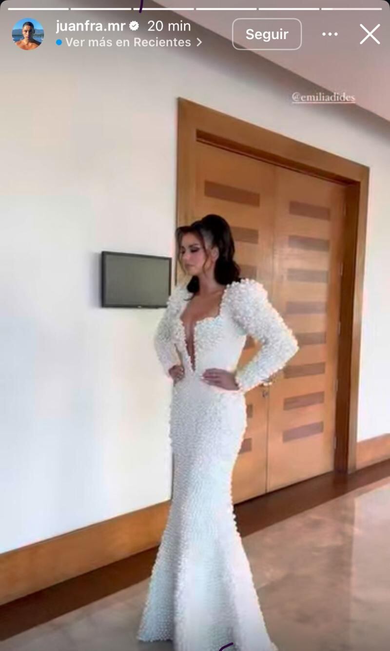 En enero pasado Emilia Dides dio a conocer el chascarro que le ocurrió al comprar un vestido por Internet, cuyo resultado no fue el que la conquistó vía web.
“Me llegó un pedido que hice hace bastantes días... yo creo que si hay un premio ganador de lo que me pedí y lo que me llegó es este”, dijo la modelo. Luego mostró la foto del hermoso vestido solicitado, blanco y con abundantes perlas, para luego exhibir un traje sencillo y de otro color que recibió en su casa.
“Yo pedí esto, esto, véanlo bien, esto, y me llegó esto, ¿ustedes me pueden explicar?”, dijo mostrando el vestido y entre risas.
En redes sociales reaccionaron con risas, también criticaron el envío recibido. “Quizás compraste el vestido en formato pdf”, “Pruébatelos porfa para ver cómo se ven”, “Le mandaron una fotocopia del vestido”, “Capaz que trae un inflador jajaja para inflar las pelotitas jaja”.
Emilia Dides lució vestido de perlas
Pero, al parecer, ahora sí que compró el correcto y fue el que utilizó en la primera noche del Festival de Viña del Mar 2025, como jurado del certamen.
Así lo hicieron notar los cibernautas, quienes destacaron que este sí era el correcto y era el famoso vestido de perlas que ella tanto quería tener y erró al comprarlo la primera vez.
“Finalmente expectativa v/s realidad jajaja ! Amoo”, “El vestido de temu de la emiliaaa se le hizo realidad”, celebraron.