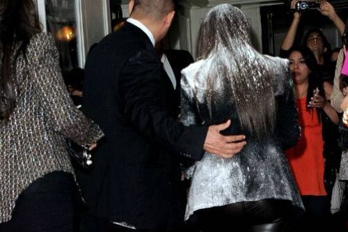 Kim Kardashian es atacada con bomba de harina por animalista