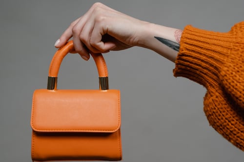 ¿Qué es un bolso satchel? La cereza del pastel de los looks más elegantes que serán tendencia