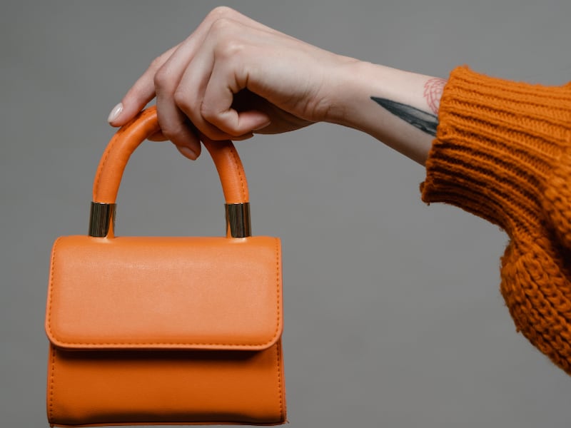 ¿Qué es un bolso satchel? La cereza del pastel de los looks más elegantes que serán tendencia