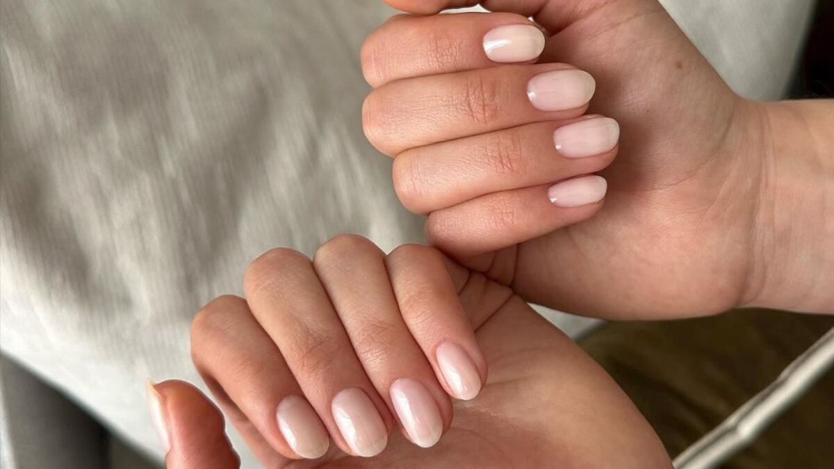 Las ‘cloud nails’ son las uñas ideales para quienes buscan un look discreto y sofisticado