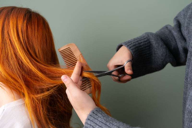 ¿Adiós al clásico? El corte de pelo “en seco” que promete un cambio de look fabuloso y elegante