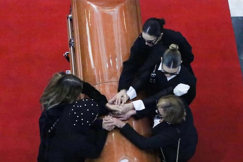La reacción ante la prensa de Sylvia Pasquel y Luis Enrique Guzmán al llegar al funeral de su madre Silvia Pinal