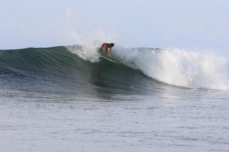 Dominic "Mimi" Barona, surfista ecuatoriana