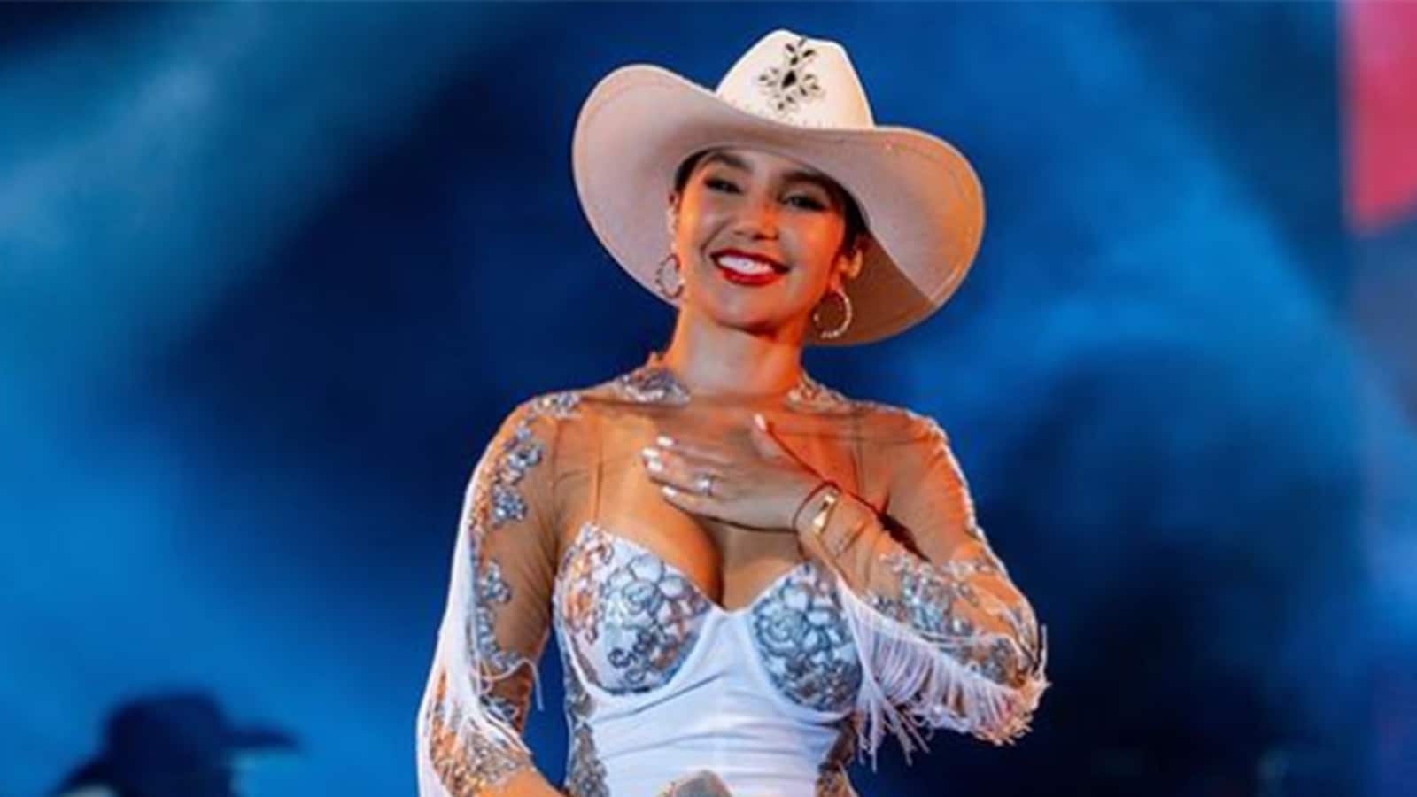 Paola Jara es criticada por sus looks atrevidos y sexys.