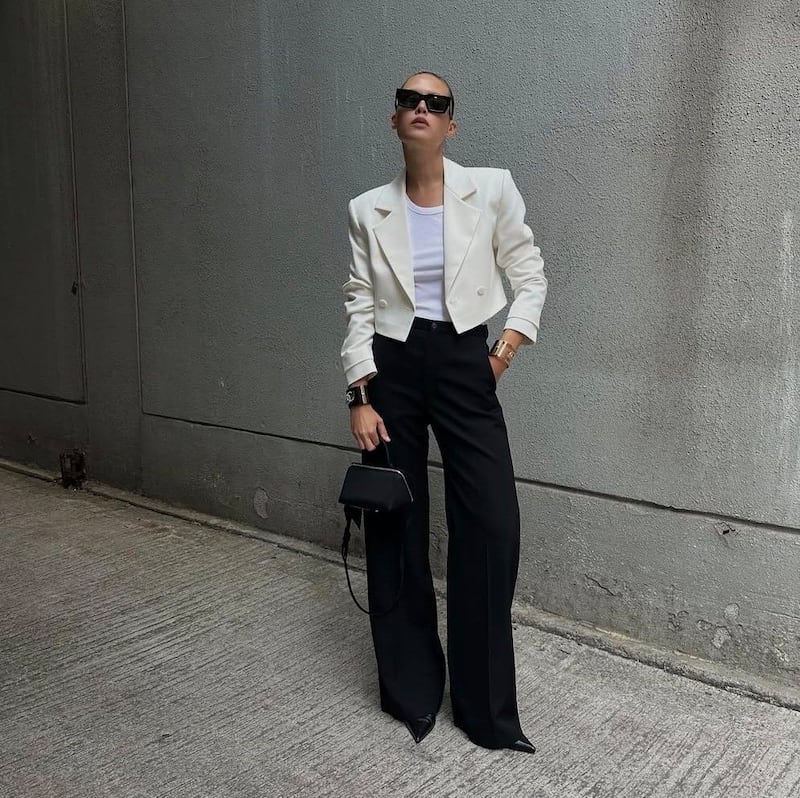 ¡Adiós camisa blanca! La camiseta que es obsesión de todas por su elegancia y versatilidad