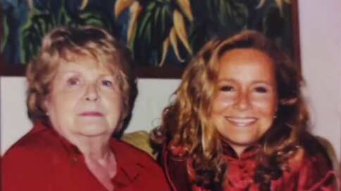 Eli de Caso junto a su madre