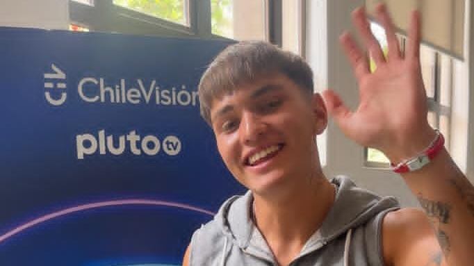 El penúltimo eliminado de Gran Hermano, Hans Valdés, sorprendió a la prensa que llegó en masa a entrevistarlo a CHV, entregándoles un simbólico detalle que lo representa en cuerpo y alma.
Se trató de una pequeña planta decorativa, en honor al seudónimo que recibió al interior del encierro, debido a su personalidad quitada de bulla.
“Hola amigos de Publimetro, les tengo un regalito muy hermoso. Como adentro me decían planta, aquí la planta está para ustedes”, señaló junto con regalar un pequeño macetero con una suculenta y una foto de él con el fondo de Gran Hermano.
Respecto al apodo que recibió, señaló a este medio que se lo tomó de la mejor manera, advirtiendo eso sí, que “la planta” creció y ahora comenzará a dar sus frutos.
“Me parece bien. Planta que va creciendo. Ahora está más grande, va sacando sus frutos”.
Producto de ello, indicó que se vienen los eventos y partidos de futbol junto a sus excompañeros, Lucas Crespo y Fernando Altamirano, Bambino.
“Tiene que aparecer Hans”, sentenció.
¿Se juntará con Rubén Gutiérrez?
Recién nos enteramos que la señora Mónica Ramos se juntó con Rubén fuera del encierro. Por eso recibió varias críticas en redes sociales, pero ella dice creer en su versión, la cual niega las acusaciones de acoso.
De hecho, Hans también era uno de sus más cercanos dentro de la casa-estudio y quisimos saber si él seguiría los pasos de su amiga, la señora Mónica.
“Yo creo que cuando se calmen más las cosas, que se aclare lo que pasó”, lanzó de entrada sin descartar una futura junta con Gutiérrez.
- ¿Prefieres que él de su versión primero?
- sí.
- Pero ahora se juntó con la señora Mónica...
- Yo prefiero más calmado, que se arreglen las cosas, aclaró.