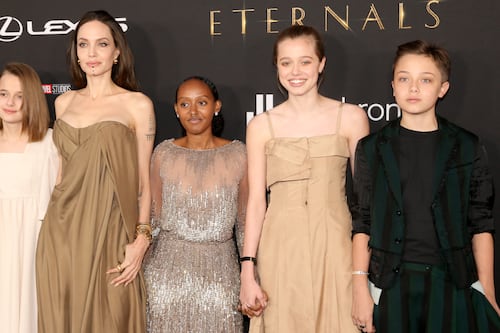 ¿Idéntica a la actriz? Angelina Jolie posa junto a su hija Vivienne y así luce a sus 15 años