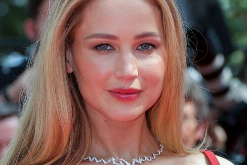 Jennifer Lawrence muestra su ‘baby bump’ con un look de básicos y la celebran por esta razón