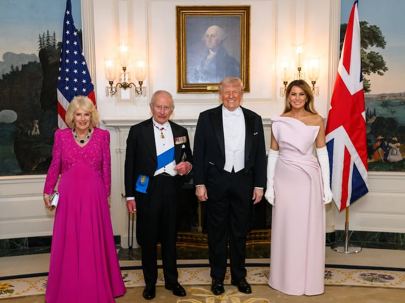 Duelo de Estilo en Washington: Melania Trump y la Reina Camila conquistan la Casa Blanca con “Diplomacia Fashion”