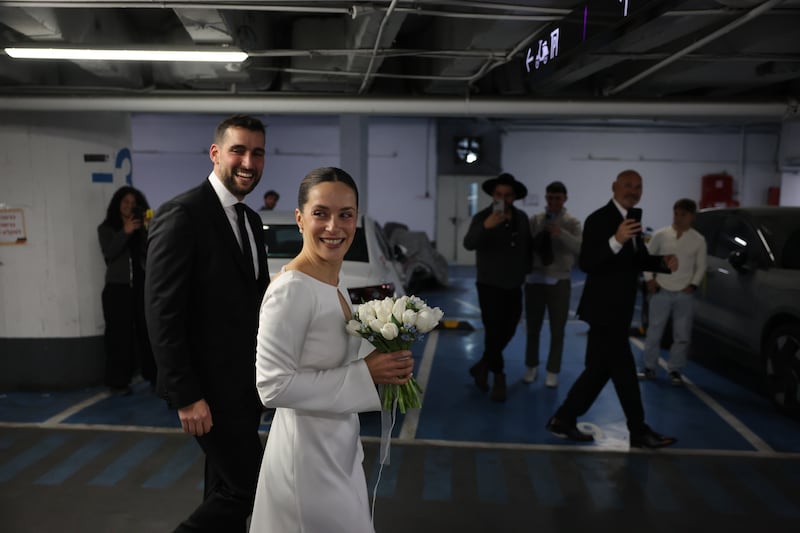 Pareja celebra su boda en estacionamiento subterráneo de Tel Aviv ante la tensión por el conflicto entre Israel e Irán.