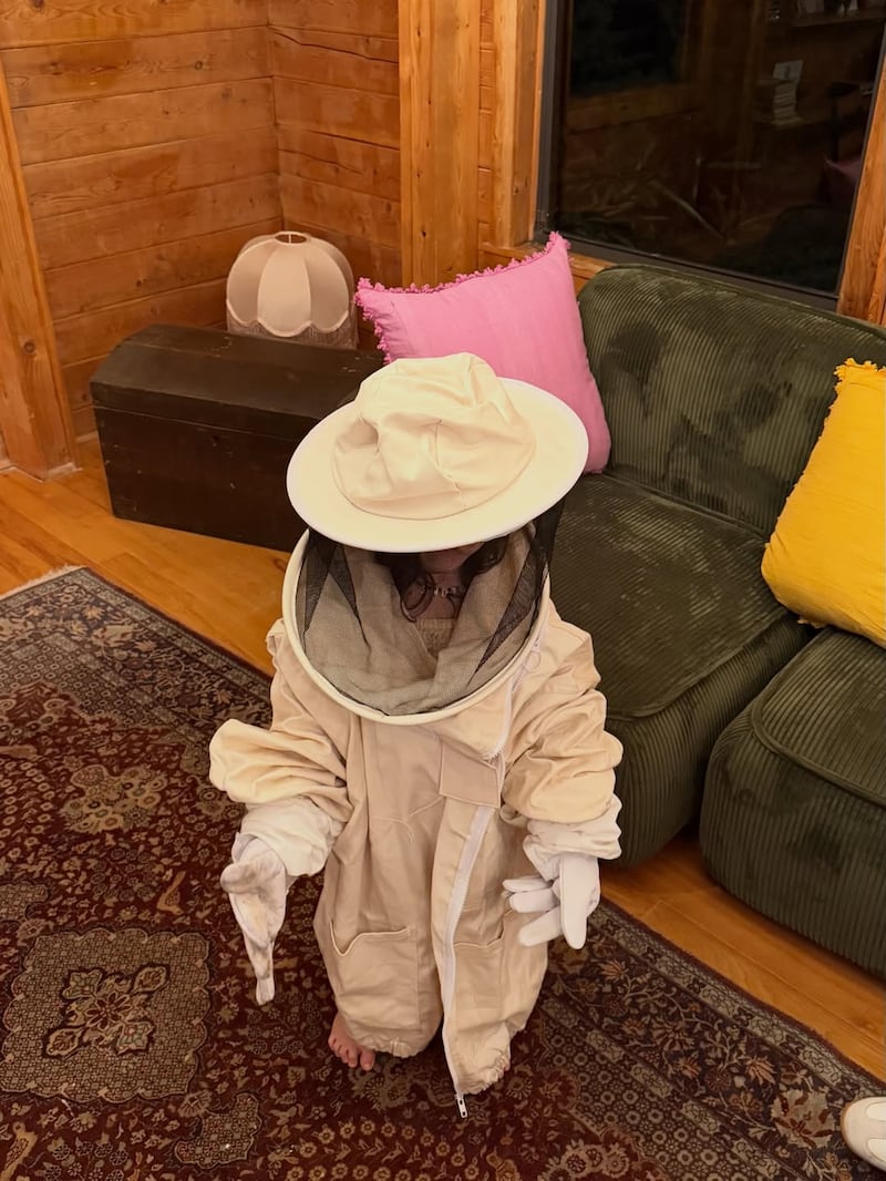 Índigo vestida de apicultora