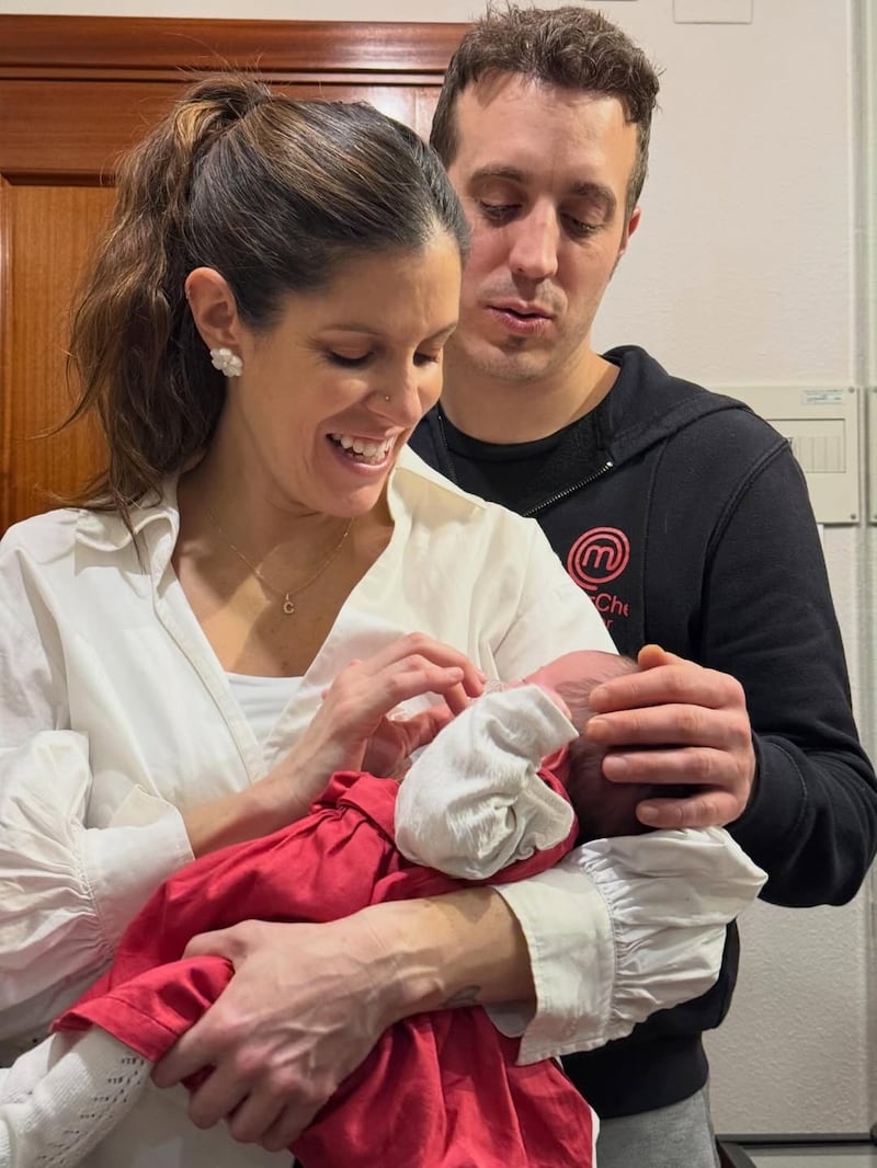 La chef Caro junto a su esposo,  Iñaki Murúa, y su bebé.