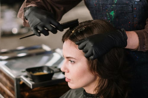 ¡Adiós balayage! Las mechas ‘purple chocolate’, son la sorpresiva tendencia que todas amarán: aportan brillo y elegancia