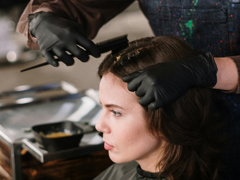 ¡Adiós balayage! Las mechas ‘purple chocolate’, son la sorpresiva tendencia que todas amarán: aportan brillo y elegancia