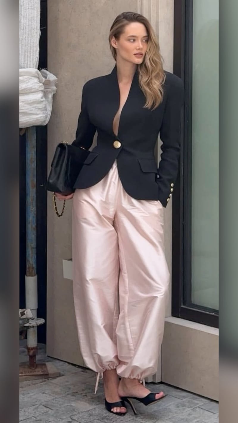 ¡Adiós mezclilla! Los pantalones de ‘satín’ prometen comodidad y elegancia en tu look