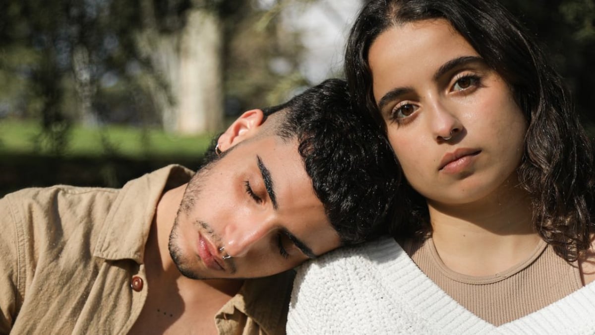 Si un hombre deja caer su cabeza sobre el hombro de una mujer es porque tienen una gran relación