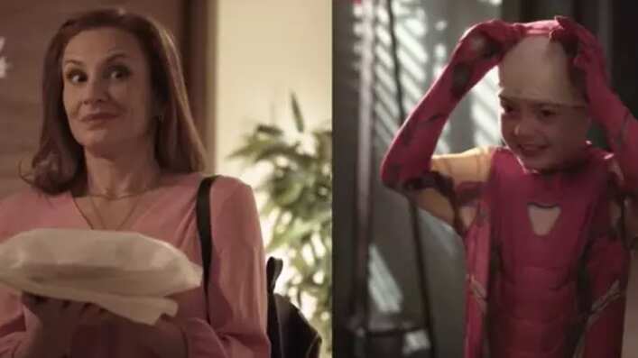 No es Vicuña ni Gonzalo Valenzuela. El nuevo galán de teleseries que se roba el corazón de las televidentes es el pequeño Alexander Tobar de la la teleserie de Mega “Como la vida misma”, quien saca suspiros con su personaje “Benjamín”.
Y fue tras su participación en los recientes capítulos emitidos, que los cibernautas celebraron la ternura de su papel y lo destacaron en Twitter, tal como consignó Página 7.
“Qué ternura el Benjita, no se hizo ningún problema”, “Noooo, muero de amor con el Benjita”, “Es tan tierno benjita, es como un pancito de azúcar”, “Es tan adorable Benjamín! Un sueño como hijo”, fueron solo algunos de los mensajes, destacando el rol que interpreta Alexander Tobar.
Esto, debido a la actitud que tuvo su personaje Benjamín al conocer a ‘Sole’, tanto en fotografía como en persona, luego que su padre, durante una cena, decidiera contarle que estaba saliendo con el personaje interpretado por la actriz Sigrid Alegría.
“Tiene cara de amorosa”, le dijo a Alonso, luego de ver la captura, confirmado que, a diferencia de los hijos menores de Soledad, reaccionó bastante bien a la noticia de romance entre los adultos.
Luego, en otra escena, se vio el momento en que Benjamín conoció a la emprendedora, nueva pareja de su papá, situación que realizó de Iron Man, lo que desencadenó en un adorable diálogo con Soledad cuando le abrió la puerta de la casa.
“¡Hola! Perdón, Tony Stark, es que estoy buscando a Benjamín y Alonso… ¿Sabes dónde viven?”, preguntó Soledad, siguiéndole el juego,
Ante esto, el pequeño comenzó a interrogarla y ella le contó que traía la torta favorita de Benjamín, pero como no estaba en casa, se la iba a perder.
Fue tras esto que Benjamín se sacó rápidamente su máscara y la invitó a su casa. “¡Soy yo, soy yo! Pasa no más”, le dijo, para finalmente ser presentados por Alonso y generando aplausos cerrados en los televidentes.